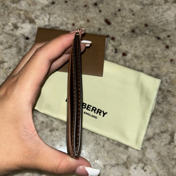 Burberry - Picture 5 of 9